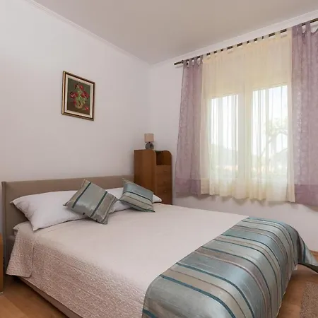 Holiday Hope - One-bedroom Holiday With Terrace And River View Apartment Komolac
