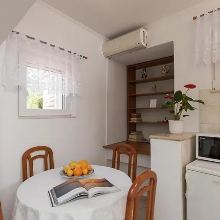 Holiday Hope - One-bedroom Holiday With Terrace And River View * Komolac